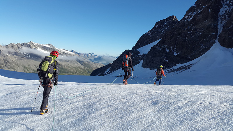 high-speed-glacier-alpinists-rope-up-163216